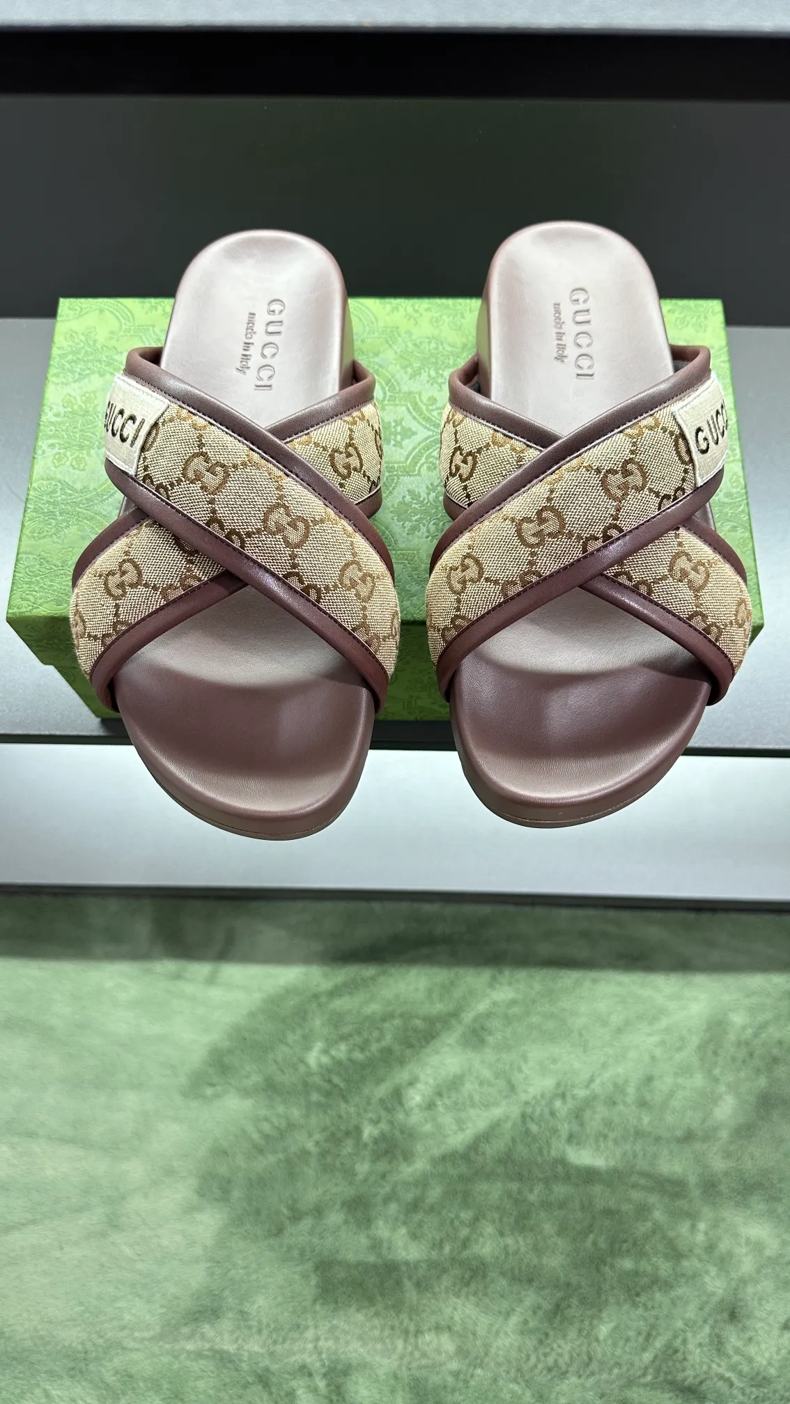 [G Family Couple Style] P: 300💰Female size 36~40 Men's size 39~45, (46. Custom-made Unisex GG slippers This slipper is made of GG polyester fiber and is decorated with a Gucci label on the front, adding a striking logo feel to the style. Beige GG recycled polyester fiber Unisex leather trim "Gucci Made in Italy" embroidered label Rubber sole Flat Made in Italy